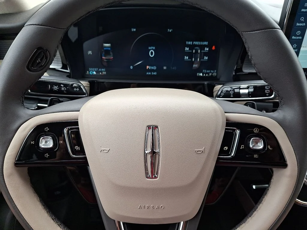 Certified Used 2023 Pearl Metallic Lincoln Standard image 17