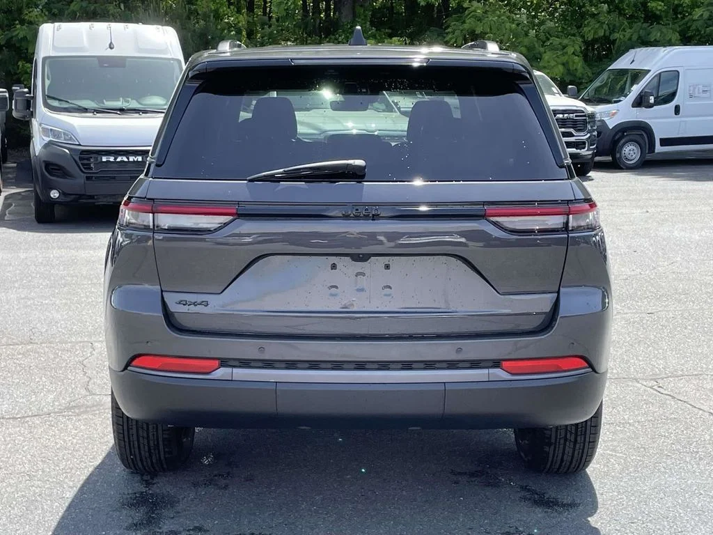 New 2026 Baltic Gray Metallic Clear-Coat Exterior Paint Jeep Altitude image 7