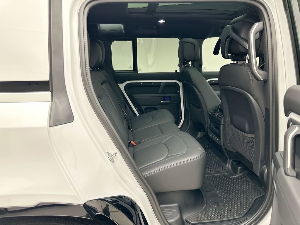 New 2026 Fuji White Land Rover X-Dynamic SE image 7