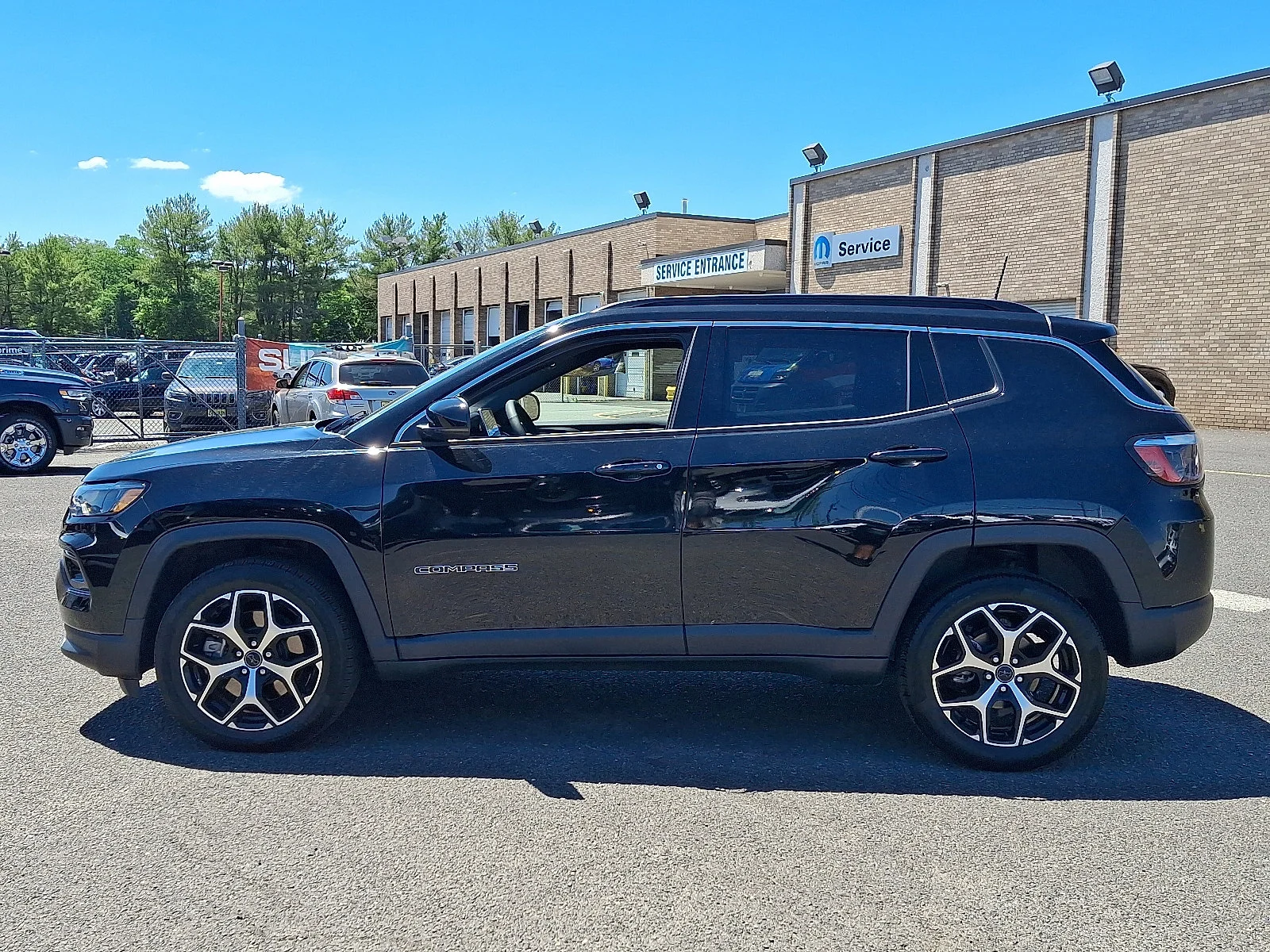Certified Used 2025 Diamond Black Crystal Pearlcoat Jeep Limited image 4