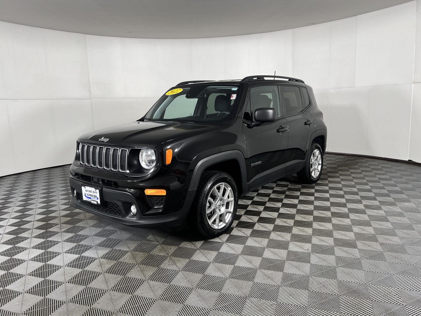 Used 2022 Black Clearcoat Jeep Latitude image 4