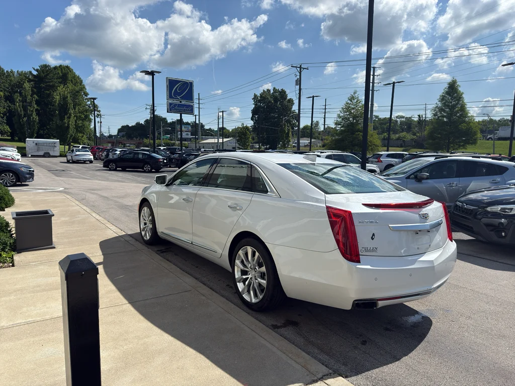Used 2016 CRYSTAL WHITE TRICOAT Cadillac Luxury Collection image 5