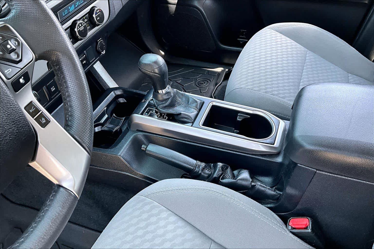 Used 2022 White Toyota SR5 image 16