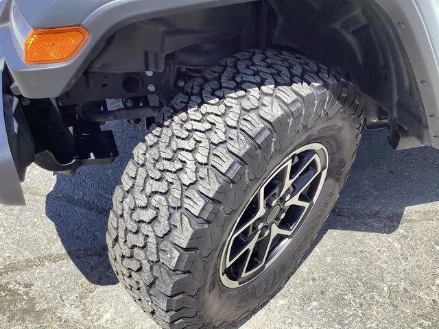 Certified Used 2025 Bright White Clearcoat Jeep Rubicon image 18