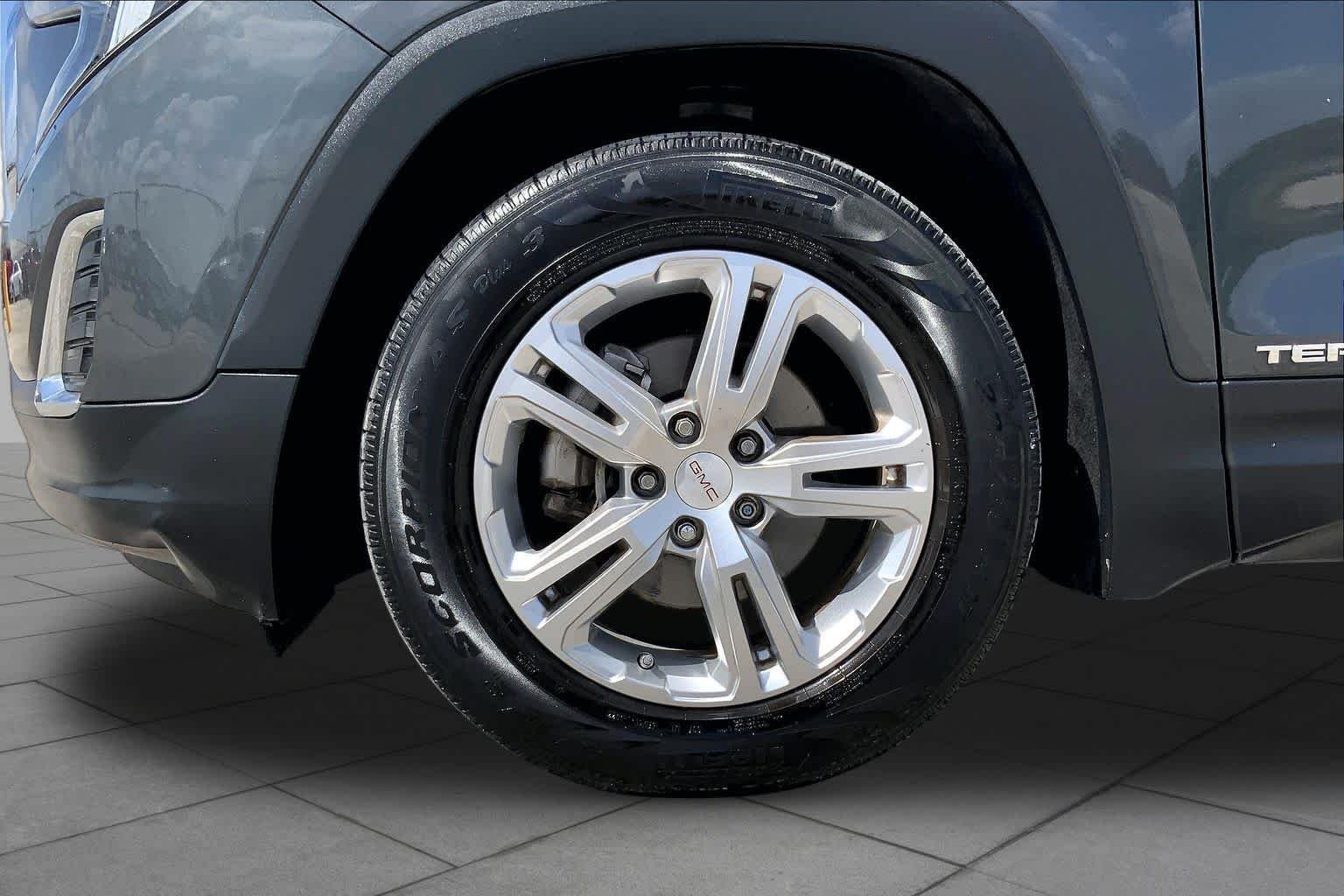 Used 2018 Graphite Gray Metallic GMC SLE image 11