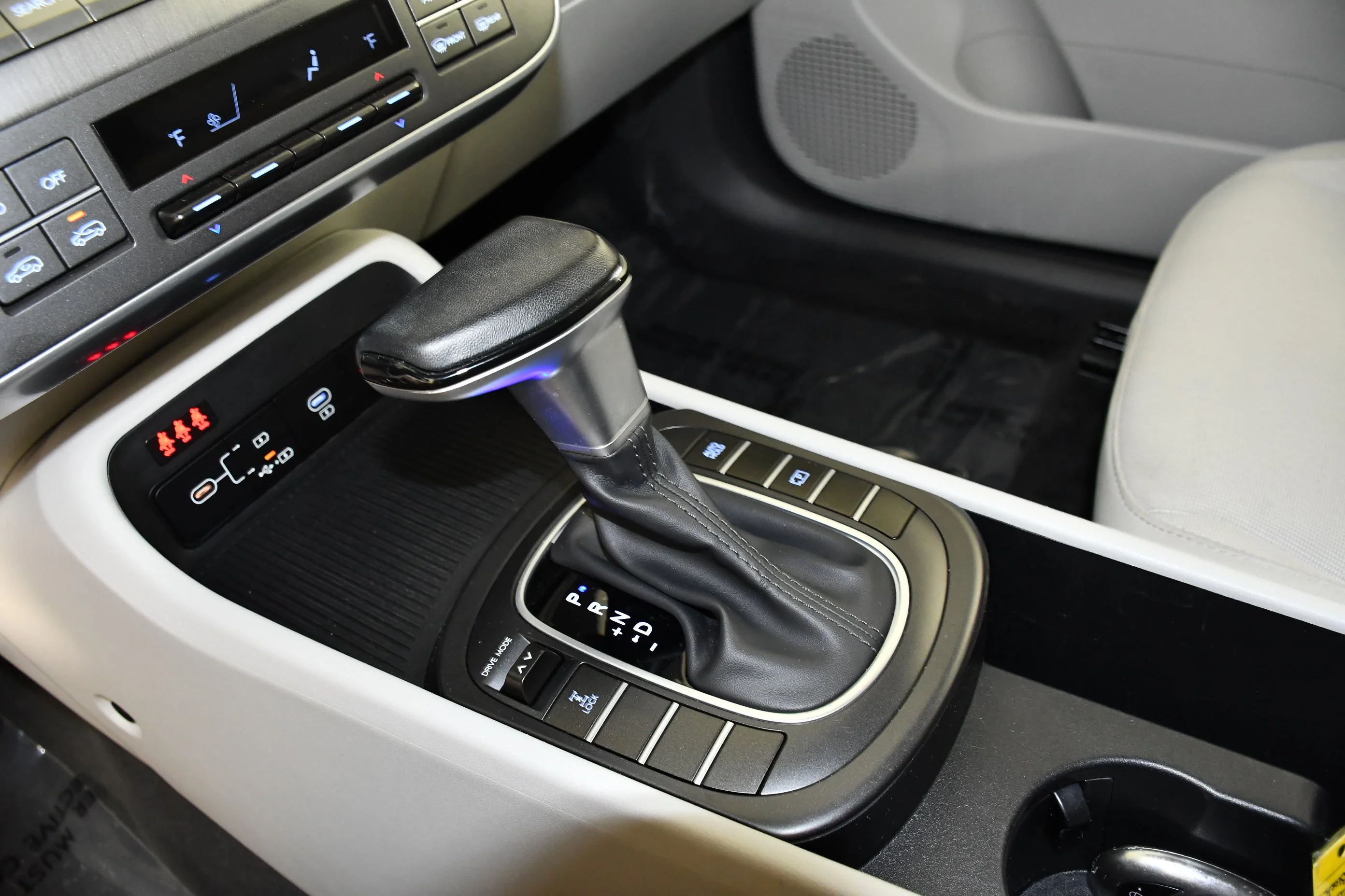 Used 2025 Abyss Black Pearl Hyundai SEL image 30