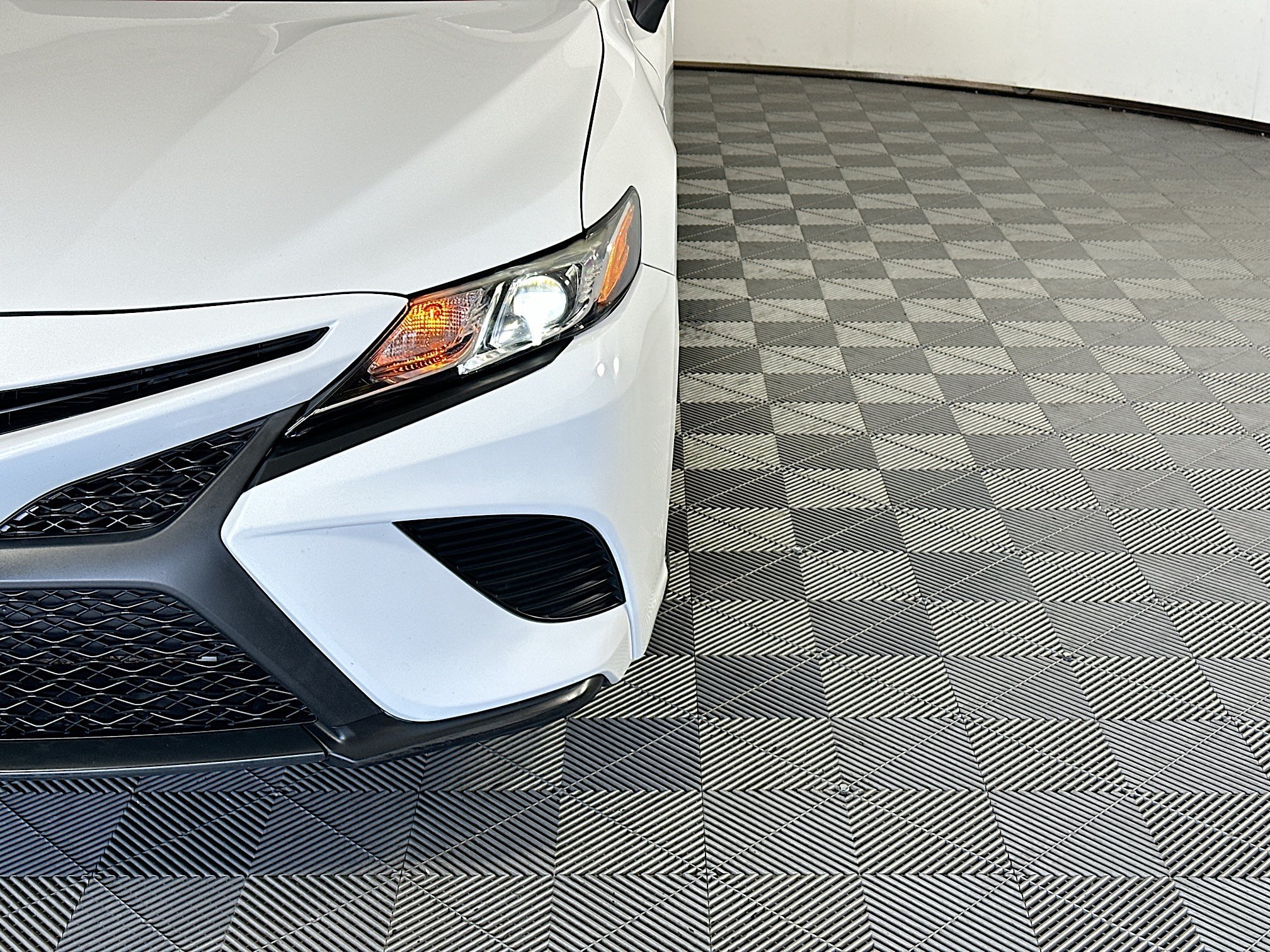 Used 2020 Super White Toyota SE image 9