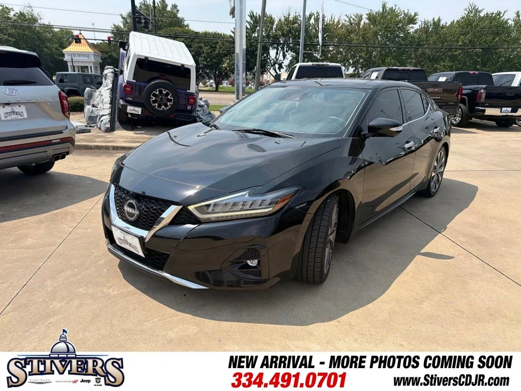 Used 2023 Black Nissan Platinum image 4