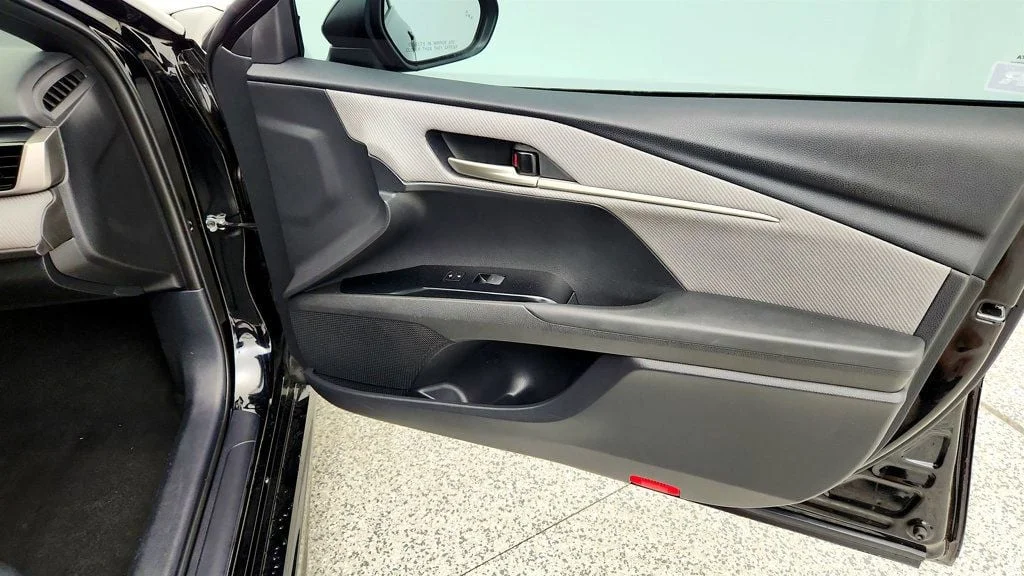 Used 2025 Midnight Black Metallic Toyota SE w/ Moonroof & Multimedia Upgrade Pkg image 25