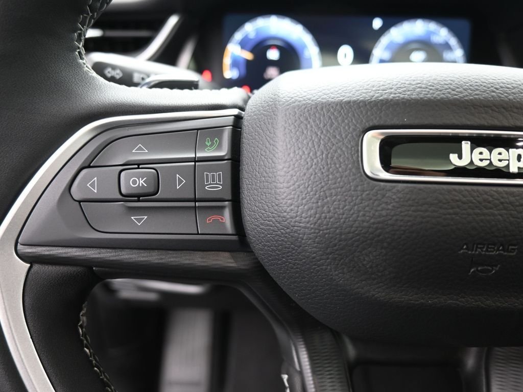 New 2025 Diamond Black Crystal Pearl-Coat Exterior Paint Jeep Altitude X image 2