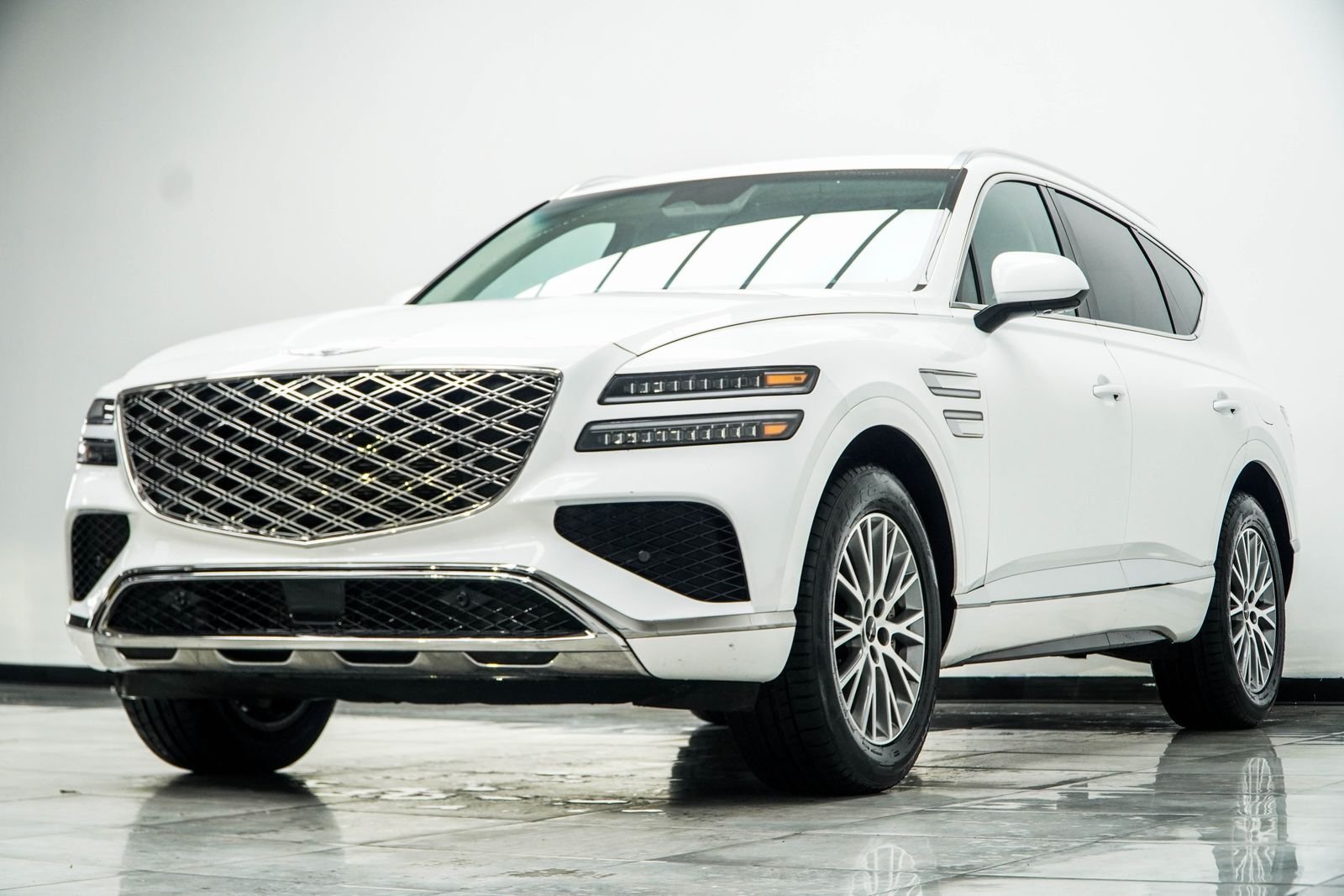 Used 2025 White Genesis 2.5T image 8