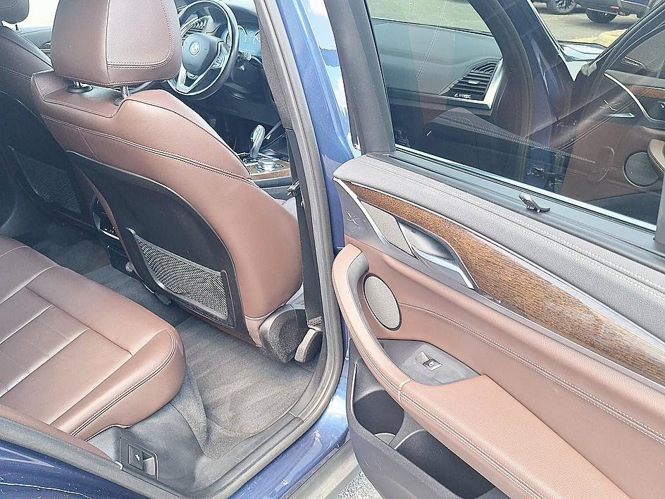 Used 2019 Blue Metallic BMW xDrive30i image 24