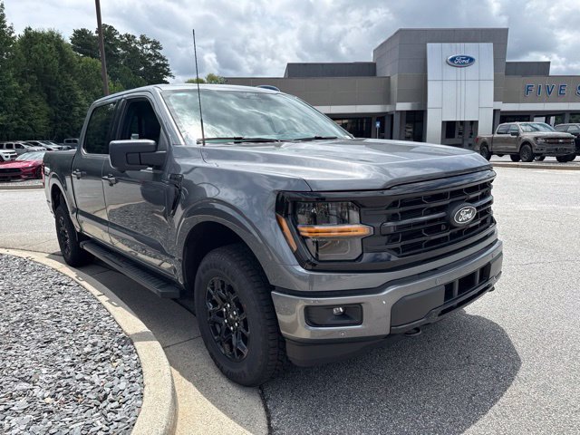 New 2026 Carbonized Gray Metallic Ford XLT image 2