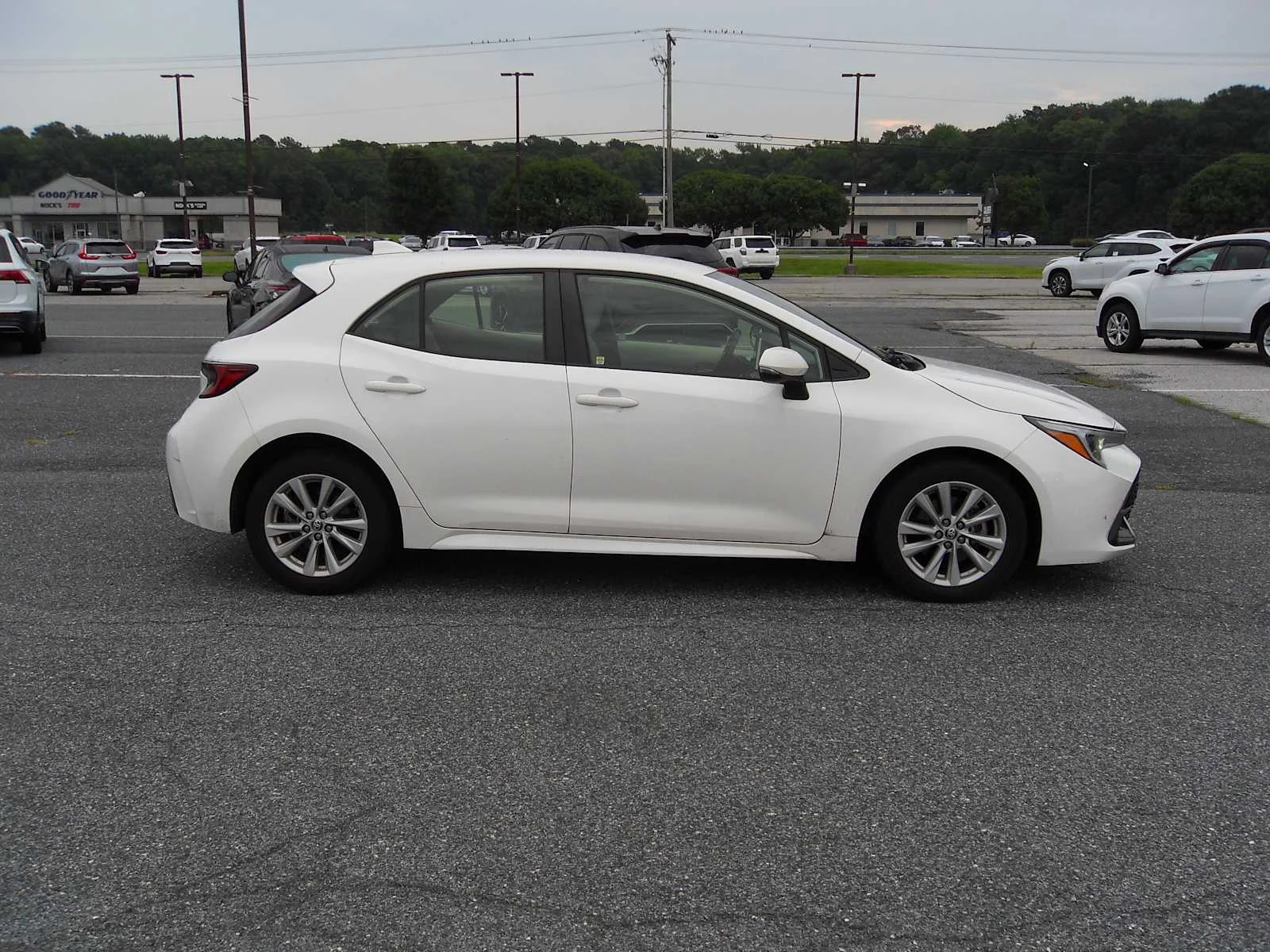 Used 2023 Ice Cap Toyota SE image 6
