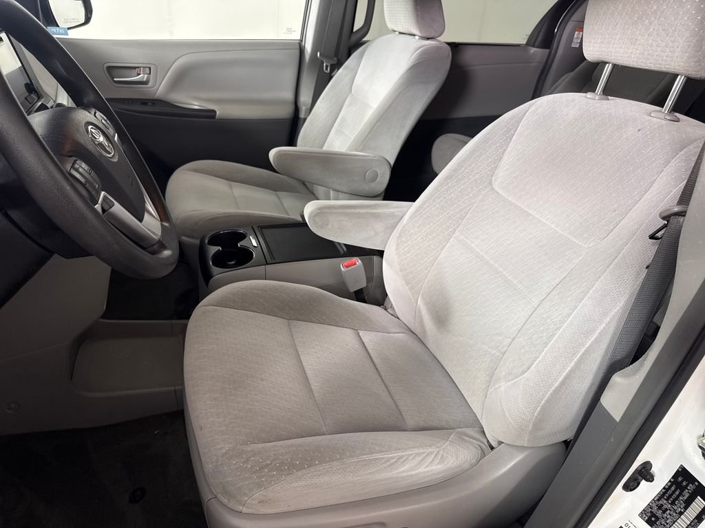 2015 Toyota Sienna LE - Photo 11