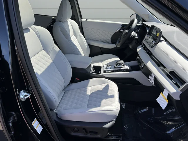 Used 2025 Black Mitsubishi SEL Platinum Edition image 22
