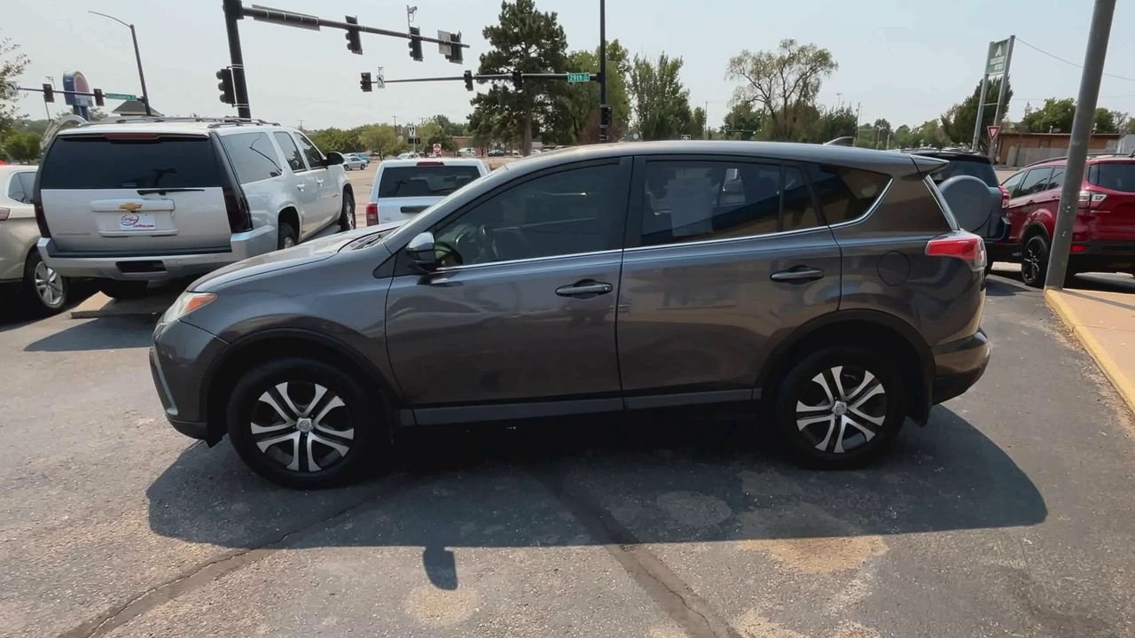 2018 Toyota RAV4 LE photo 4