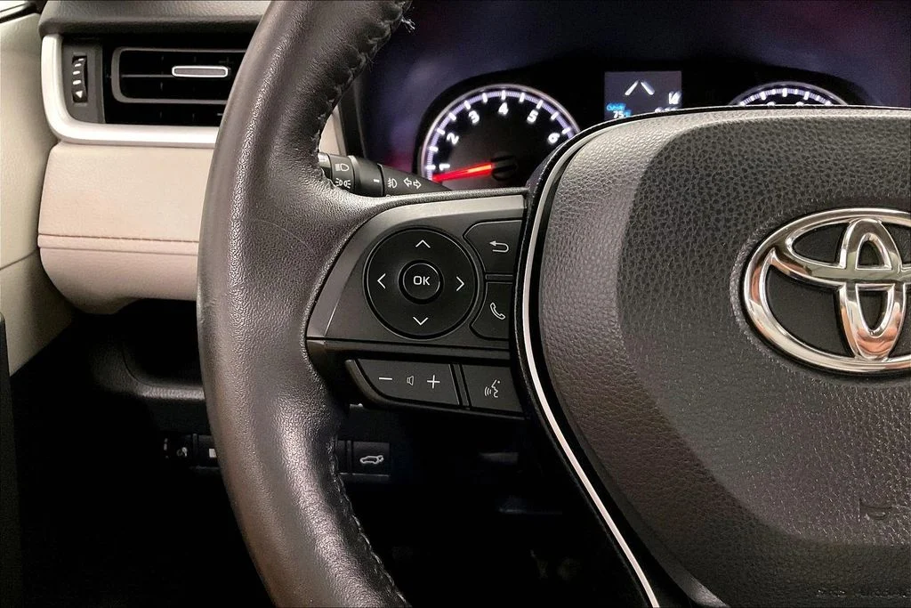 Used 2022 Blue Toyota XLE Premium image 22