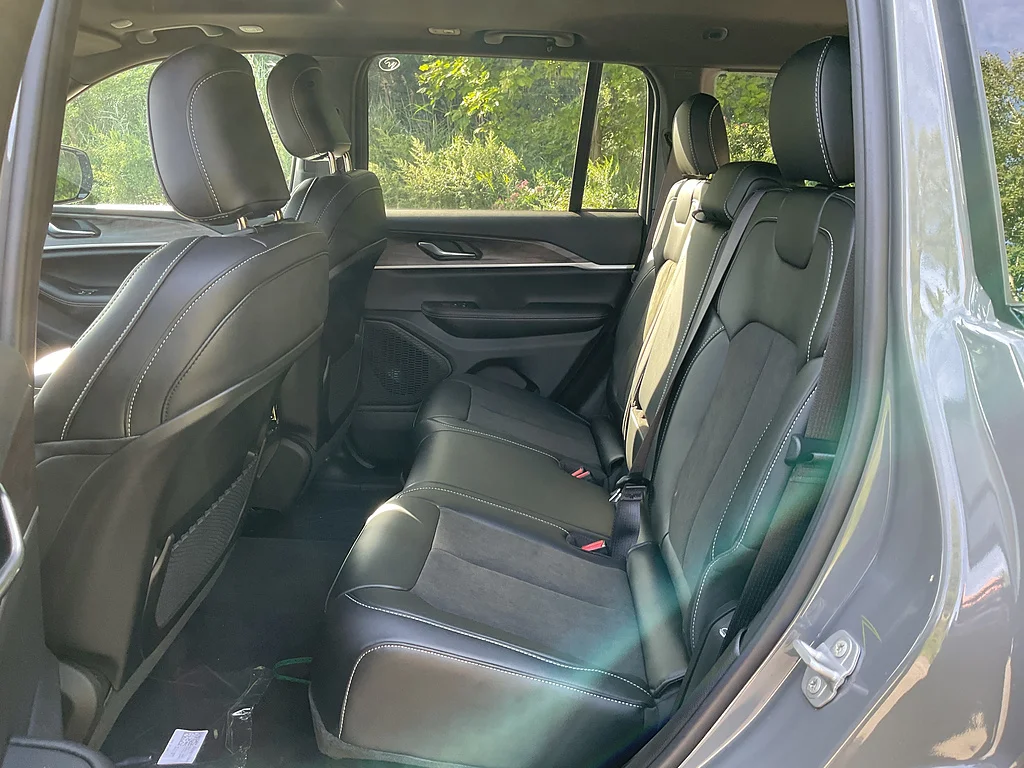 New 2027 Sting-Gray Clearcoat Jeep Laredo Altitude image 9