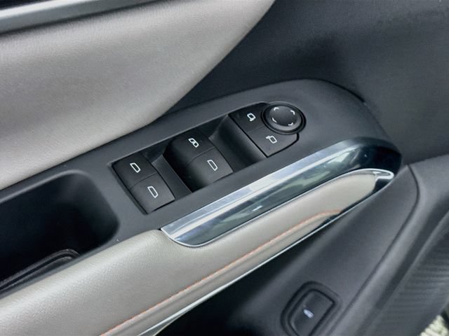 Used 2025 Summit White Chevrolet LT image 19
