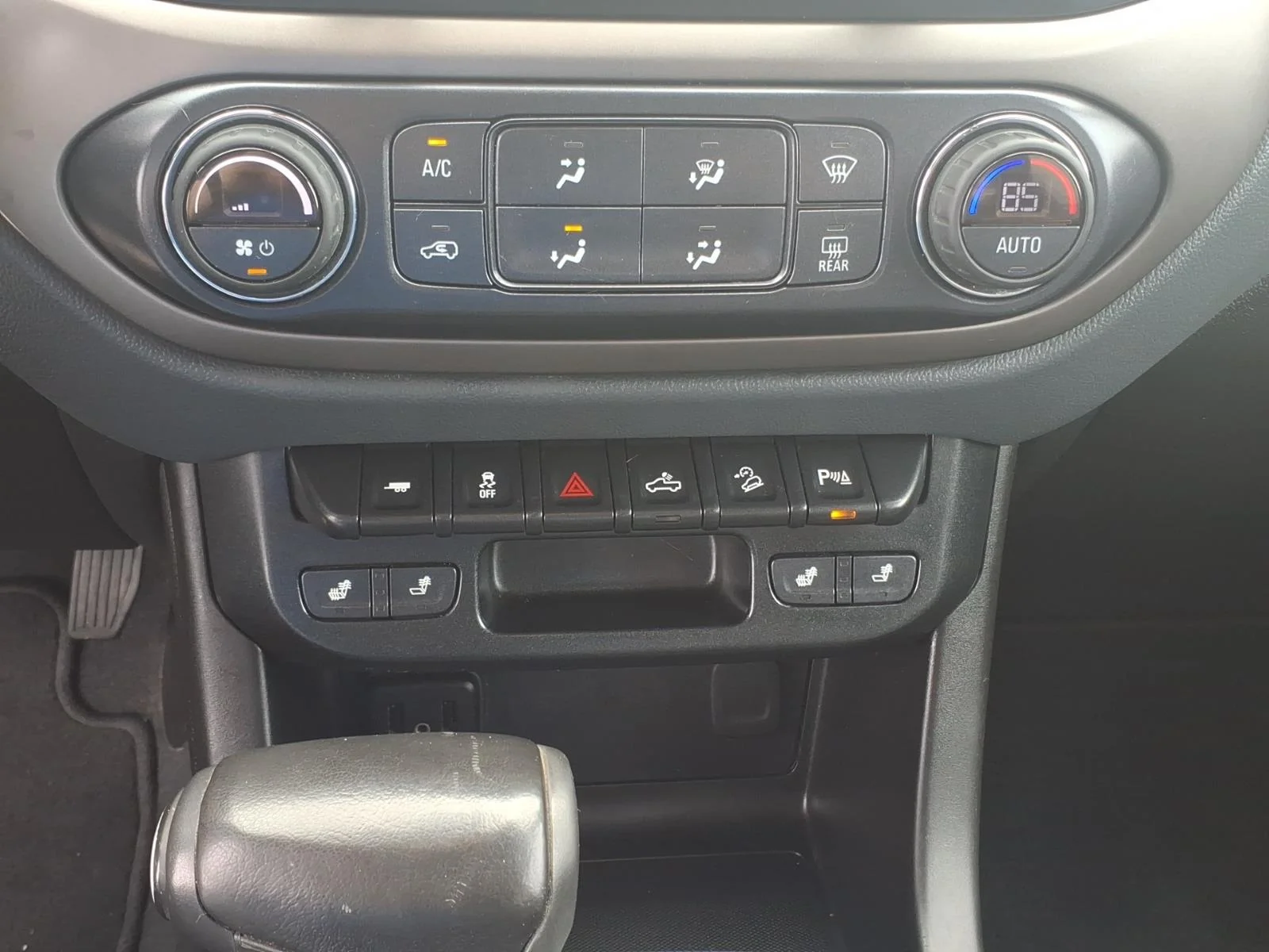 Used 2019 Black Chevrolet Z71 image 20