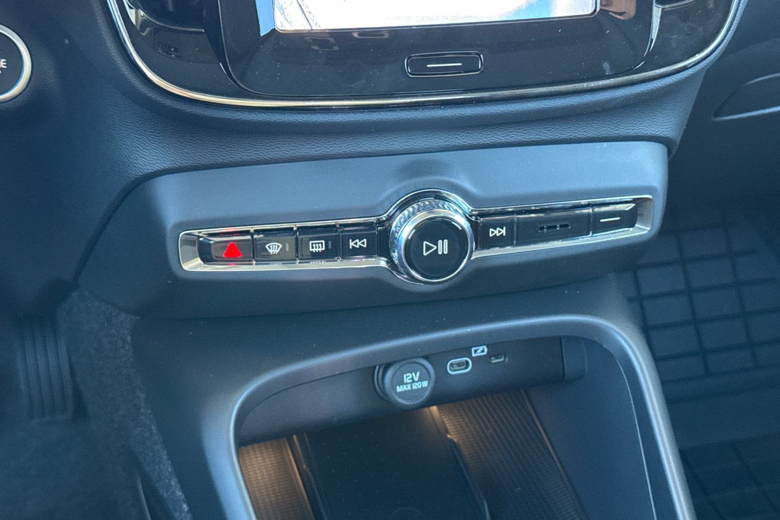 2026 Volvo XC40 Plus - Photo 20