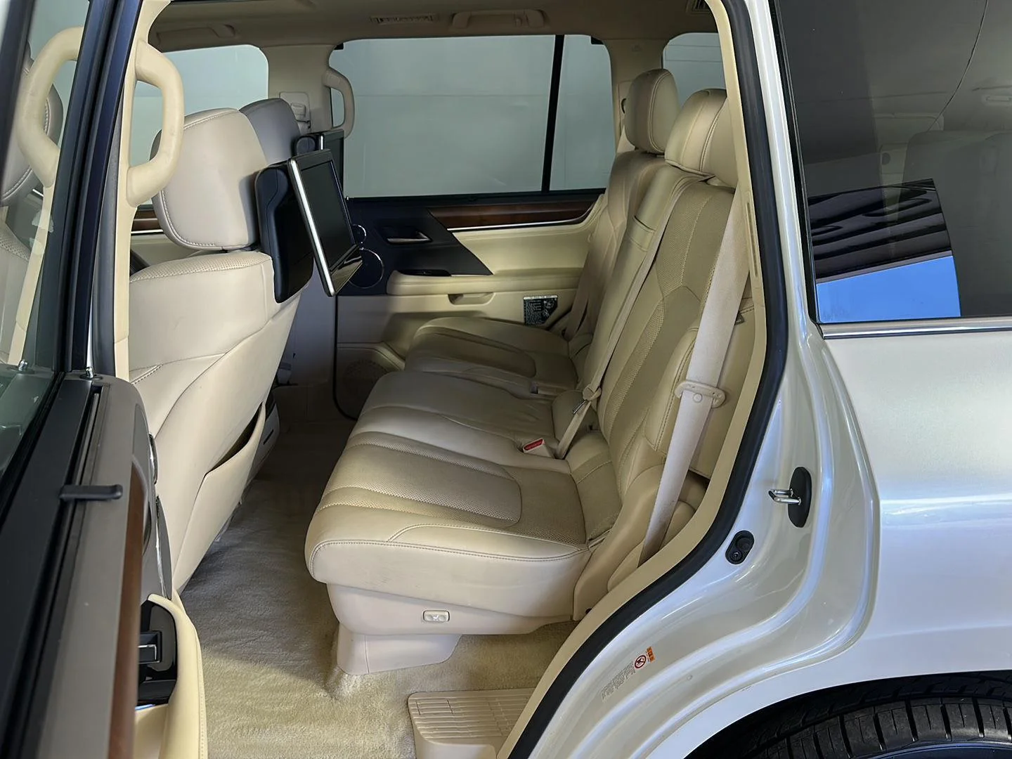 Used 2018 Eminent White Pearl Lexus LX 570 image 21