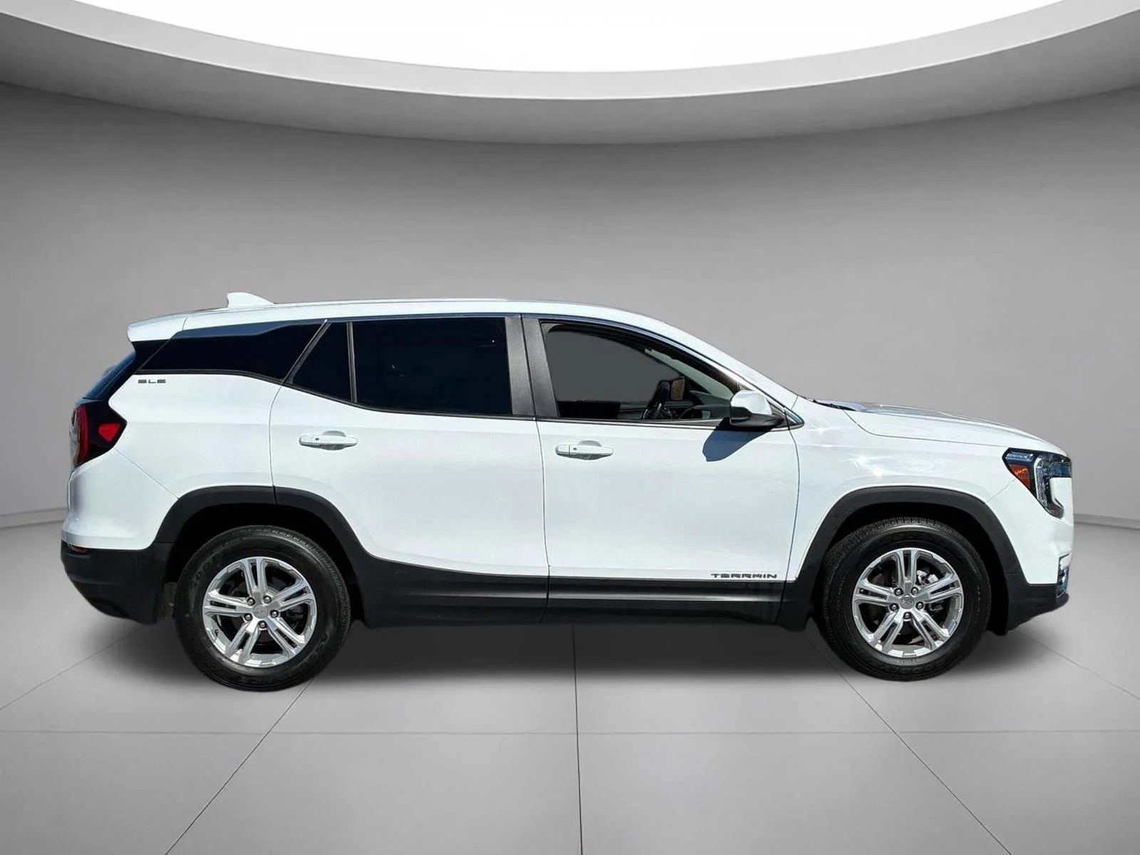 Used 2023 Summit White GMC SLE image 5