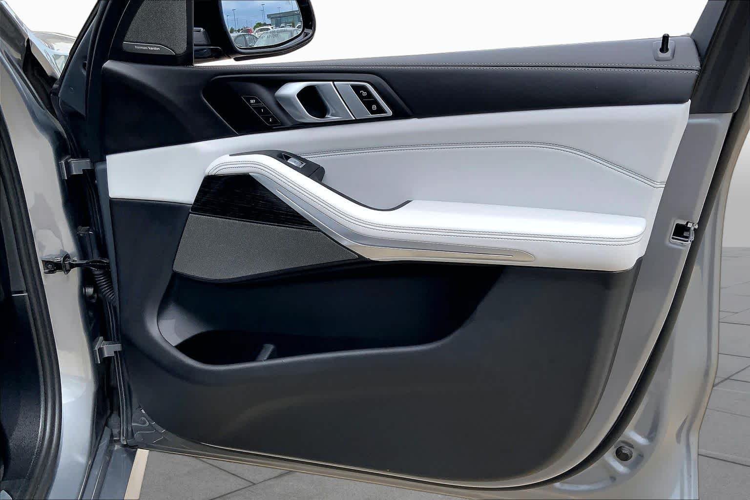 Used 2025 Skyscraper Grey Metallic BMW xDrive40i image 21