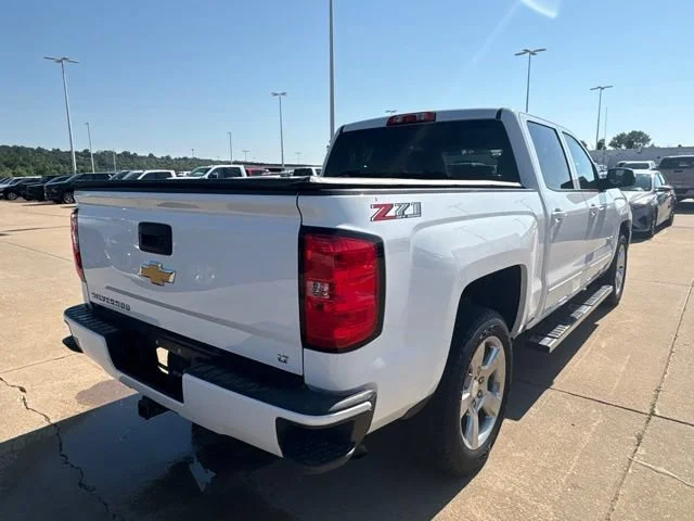 Used 2018 SUMMIT WHITE Chevrolet LT image 3