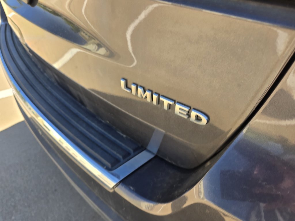 Used 2015 Granite Crystal Metallic Clearcoat Jeep Limited image 11