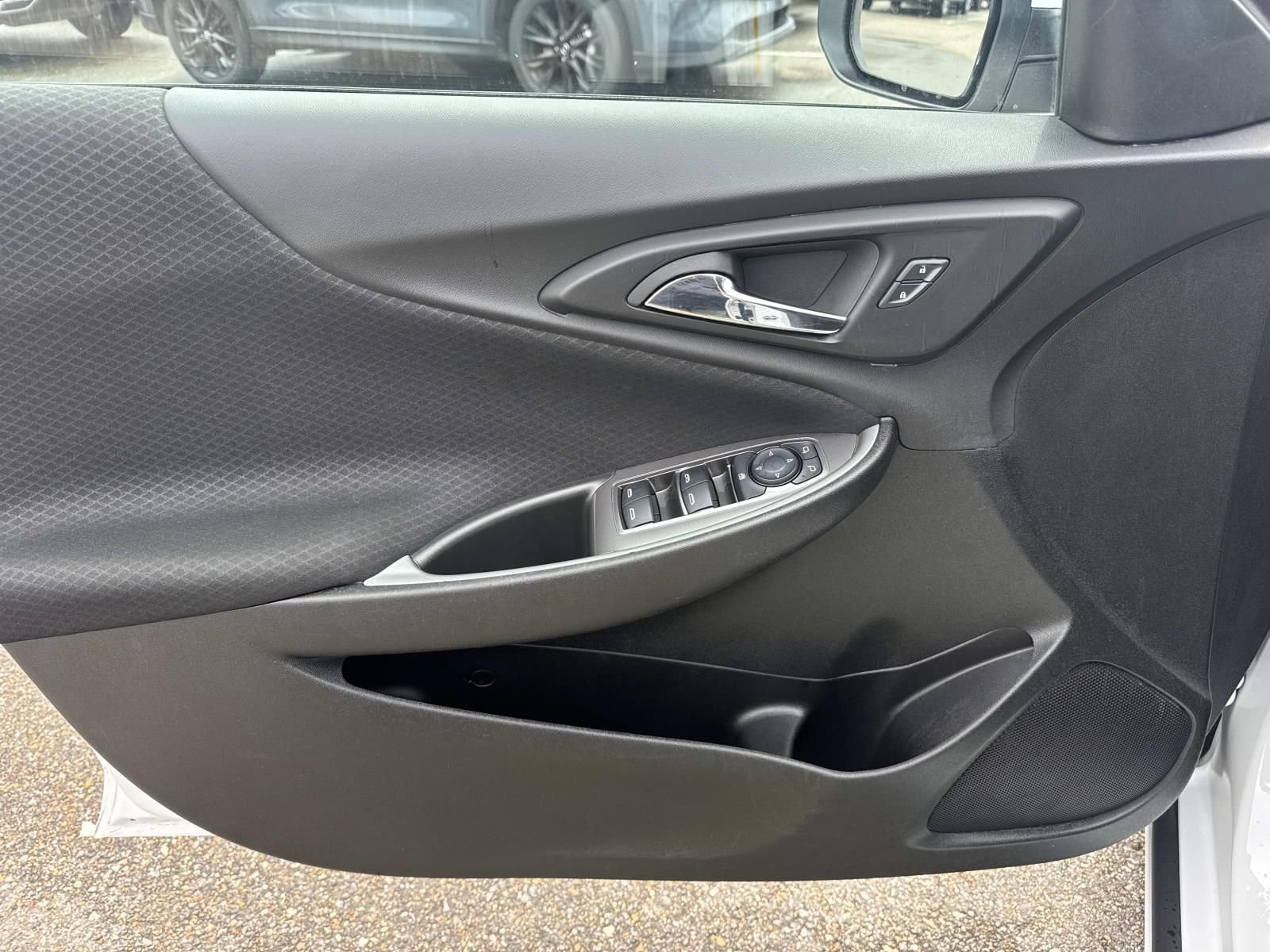 Used 2025 White Chevrolet LT image 19