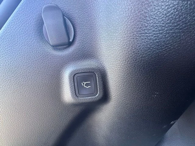 Used 2022 Diamond Black Jeep Latitude image 11