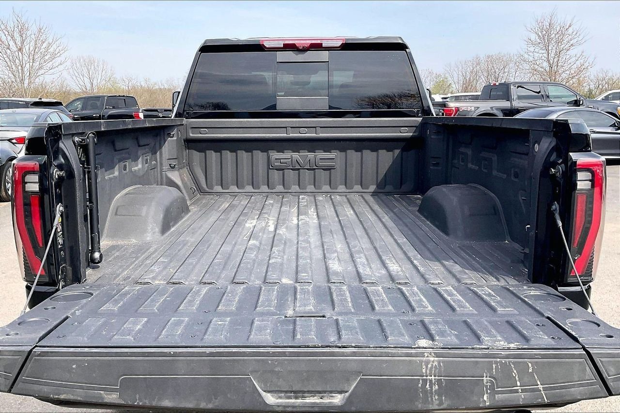 Used 2025 Onyx Black GMC 4WD Crew Cab Standard Bed AT4 image 9