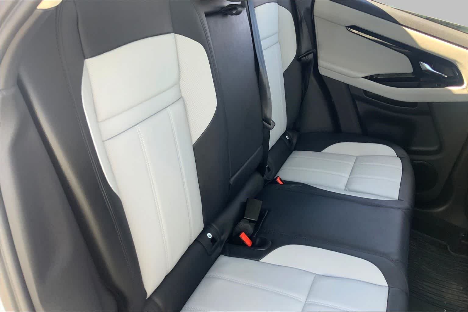 Used 2025 Fuji White Land Rover Dynamic SE image 19
