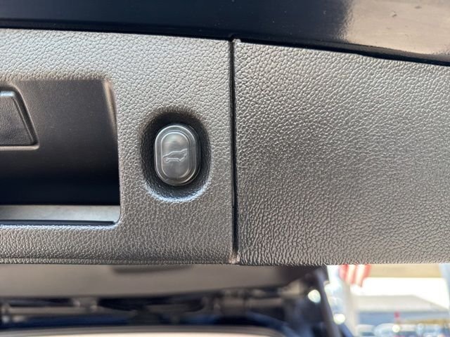 Used 2020 Black GMC SLT image 25