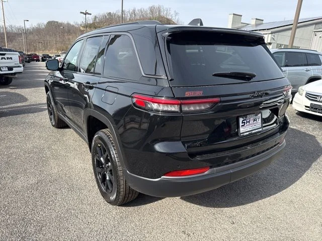 New 2026 Diamond Black Crystal Pearl-Coat Exterior Paint Jeep Altitude image 5