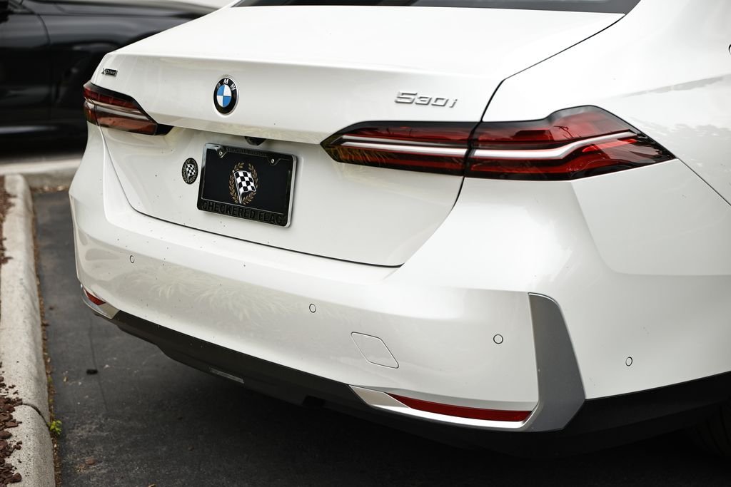 New 2027 Mineral White Metallic BMW 530i xDrive image 9