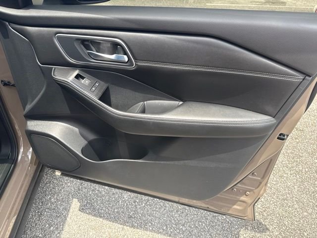 Used 2024 Black Nissan Platinum image 18