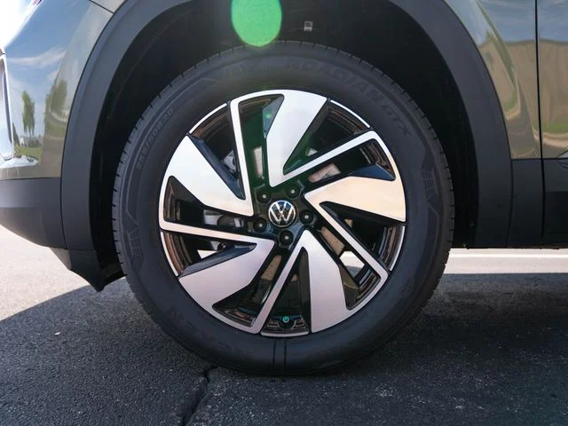 Used 2026 Green Volkswagen 2.0T SE w/Technology image 9