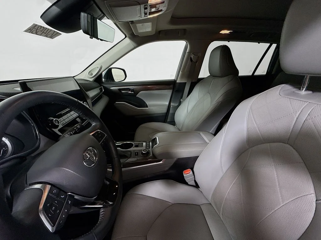 Used 2021 Moon Dust Toyota Platinum image 19