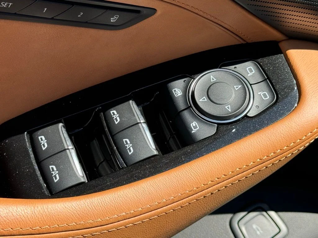 Used 2025  Cadillac Premium Luxury image 18