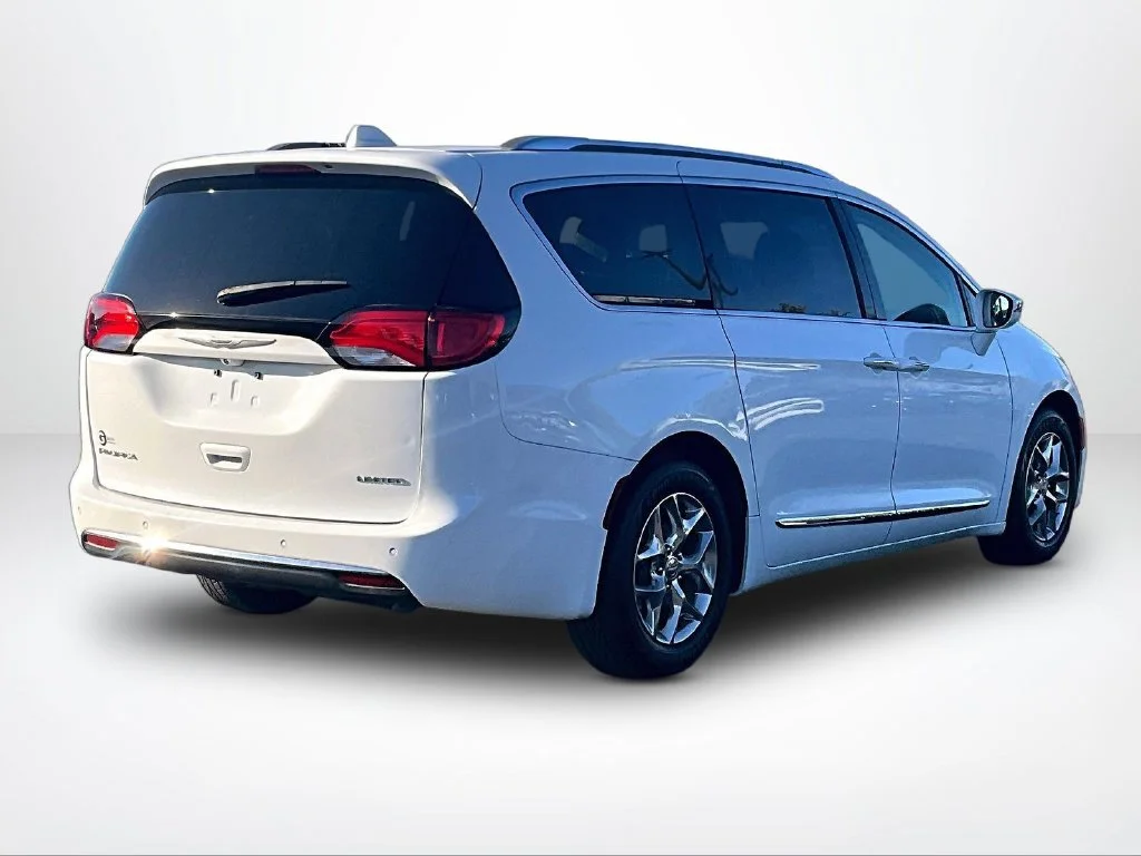 Used 2018 White Chrysler Limited image 2
