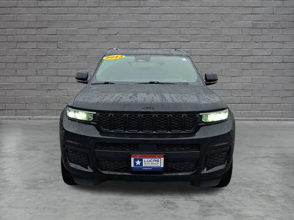 Used 2023 Diamond Black Crystal Pearlcoat Jeep Altitude image 4