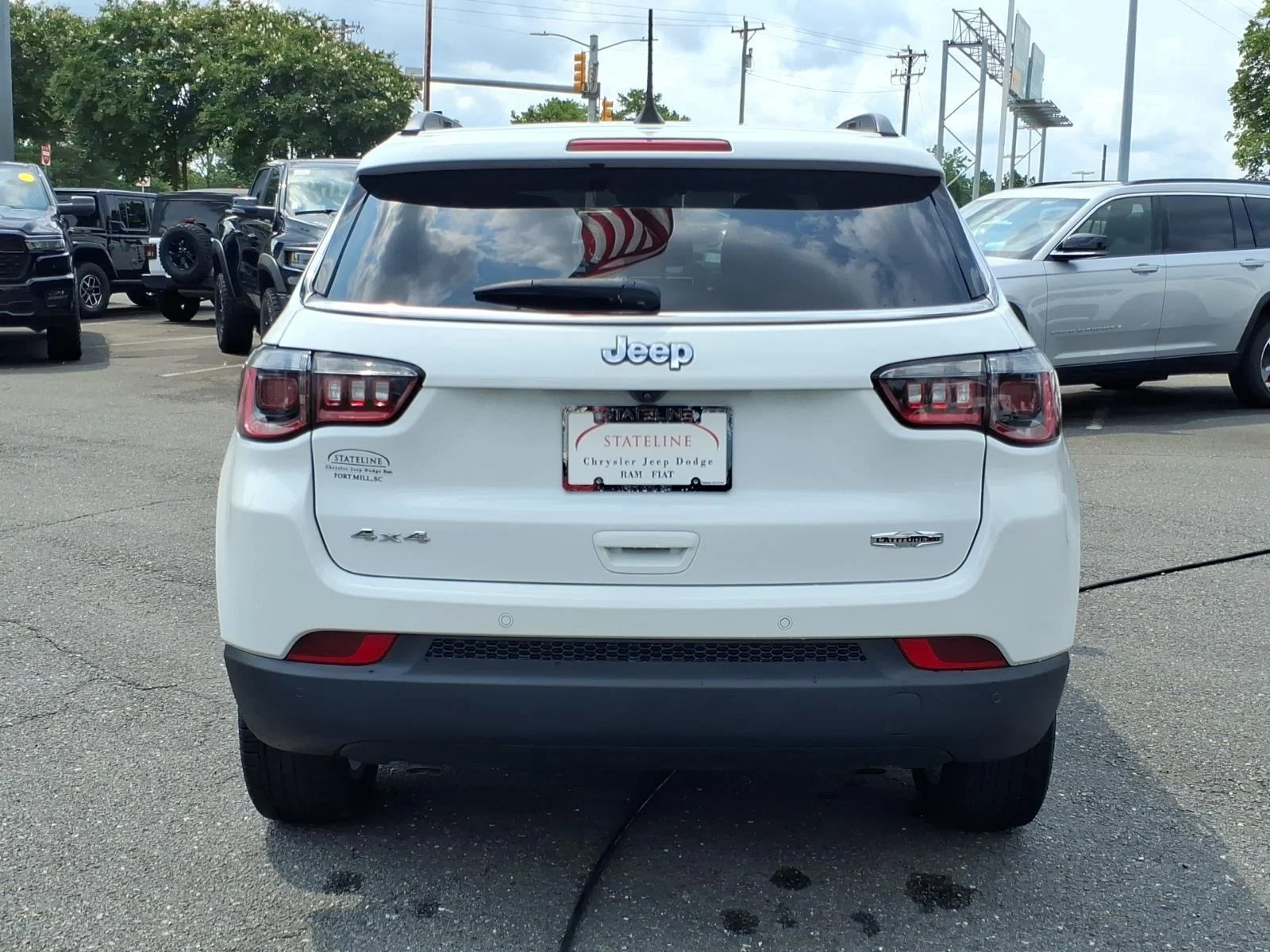 Used 2023 Bright White Clearcoat Jeep Latitude Lux image 17