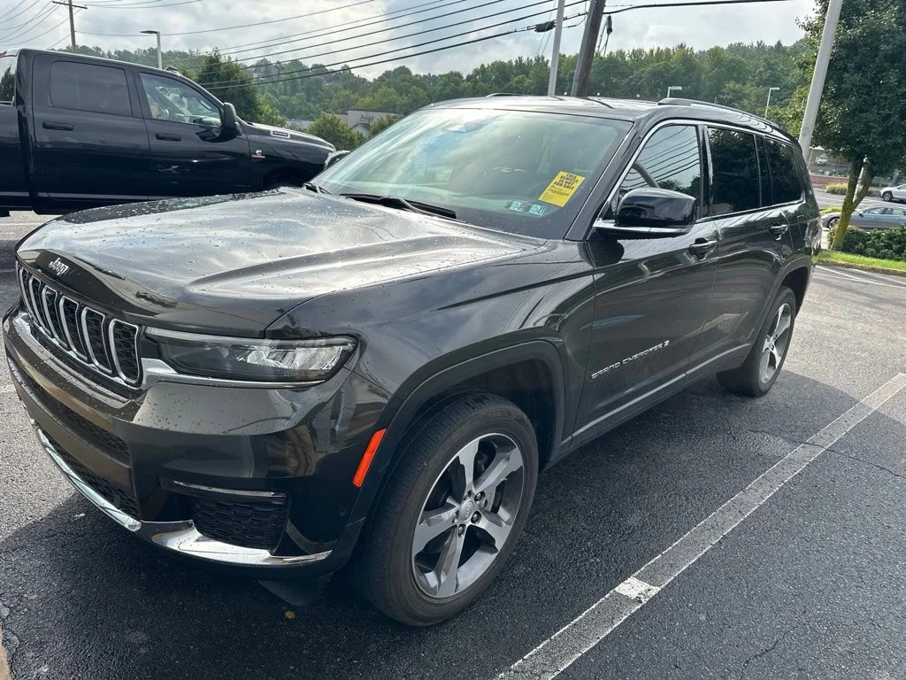 Used 2023 Gray Jeep Limited image 1