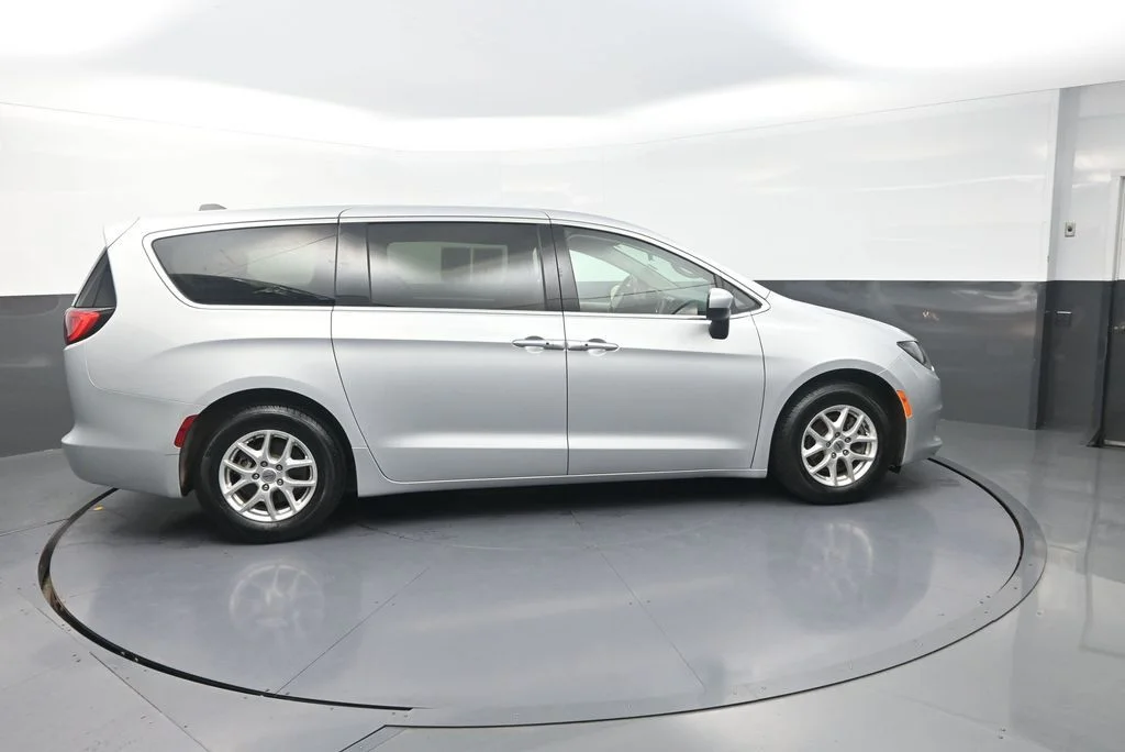 Used 2022 Silver Chrysler LX image 12