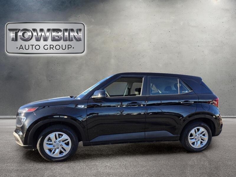 Used 2021 Black Hyundai SE image 8