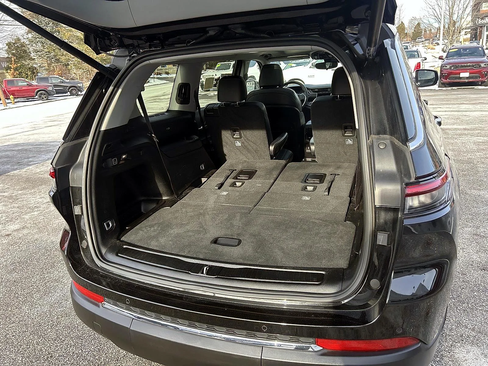 Used 2023 Diamond Black Crystal Pearlcoat Jeep Limited image 9