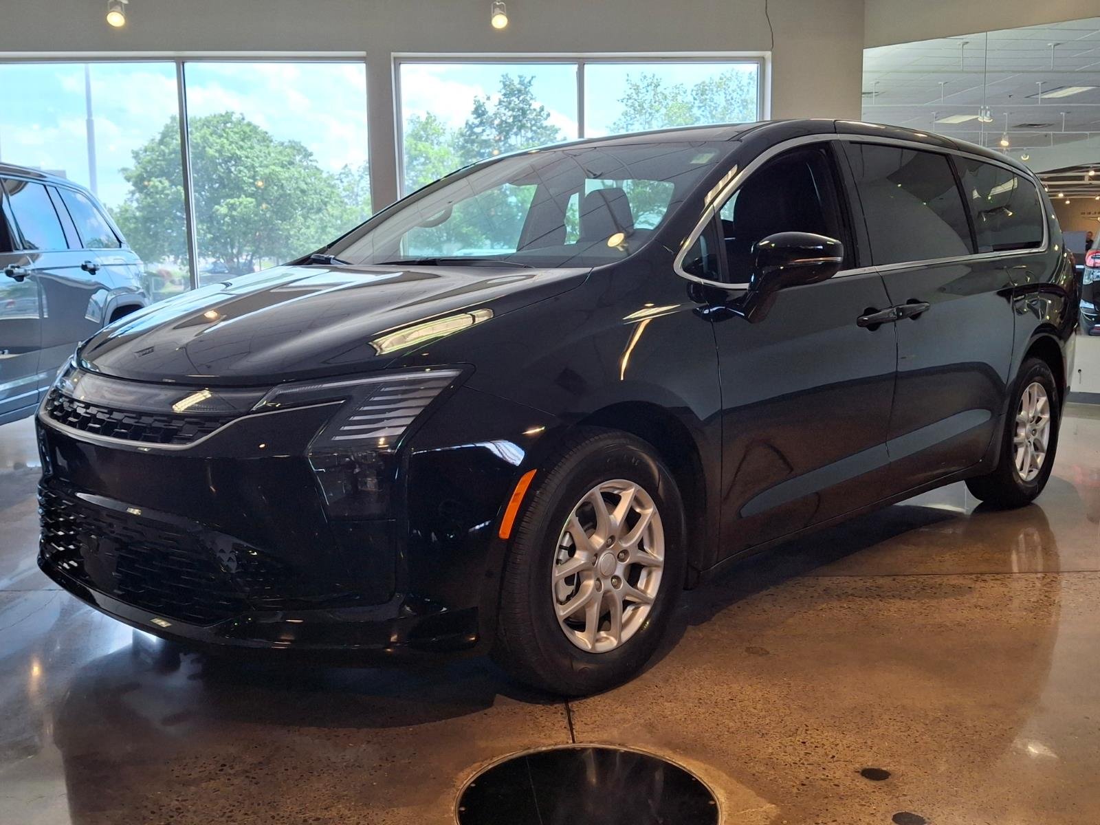 2027 Chrysler Pacifica Select's photo